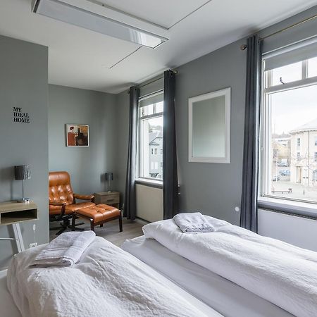 אקורירי Town Square Guesthouse מראה חיצוני תמונה
