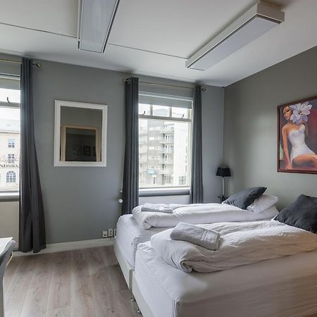 אקורירי Town Square Guesthouse מראה חיצוני תמונה
