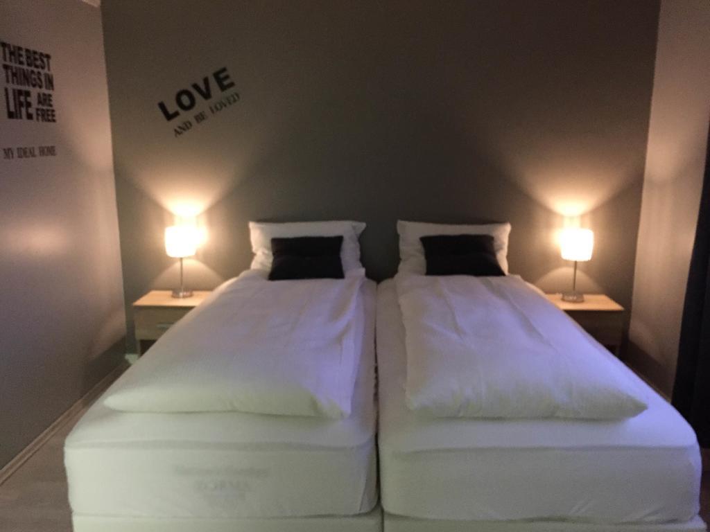 אקורירי Town Square Guesthouse מראה חיצוני תמונה