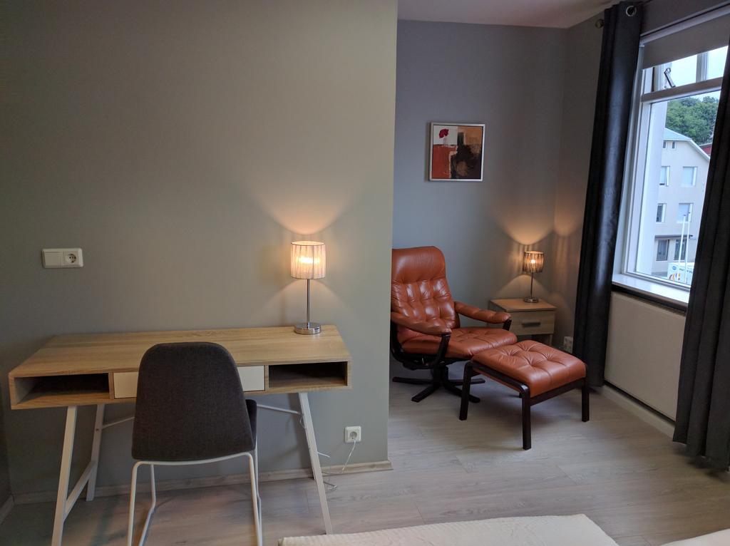 אקורירי Town Square Guesthouse מראה חיצוני תמונה
