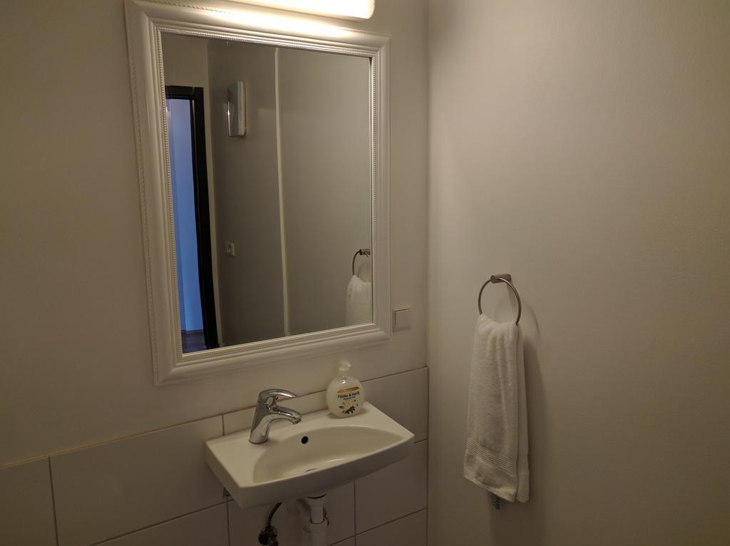 אקורירי Town Square Guesthouse מראה חיצוני תמונה