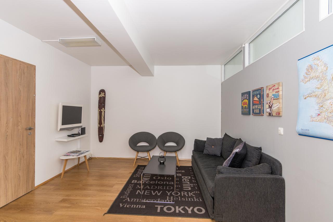 אקורירי Town Square Guesthouse מראה חיצוני תמונה
