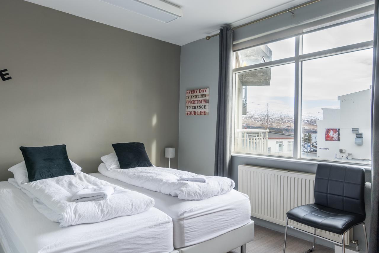 אקורירי Town Square Guesthouse מראה חיצוני תמונה
