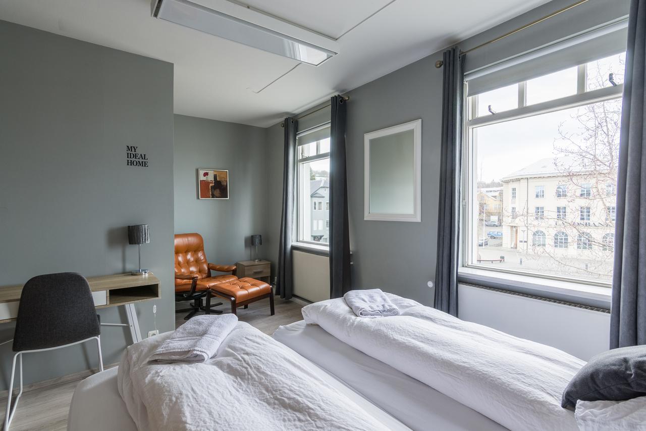 אקורירי Town Square Guesthouse מראה חיצוני תמונה