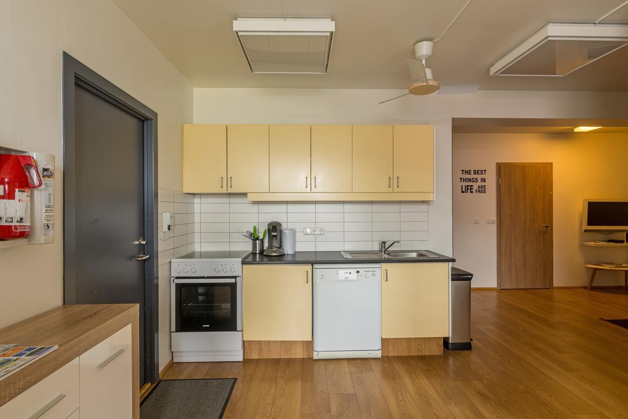 אקורירי Town Square Guesthouse מראה חיצוני תמונה