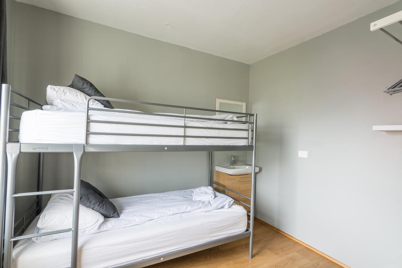 אקורירי Town Square Guesthouse מראה חיצוני תמונה