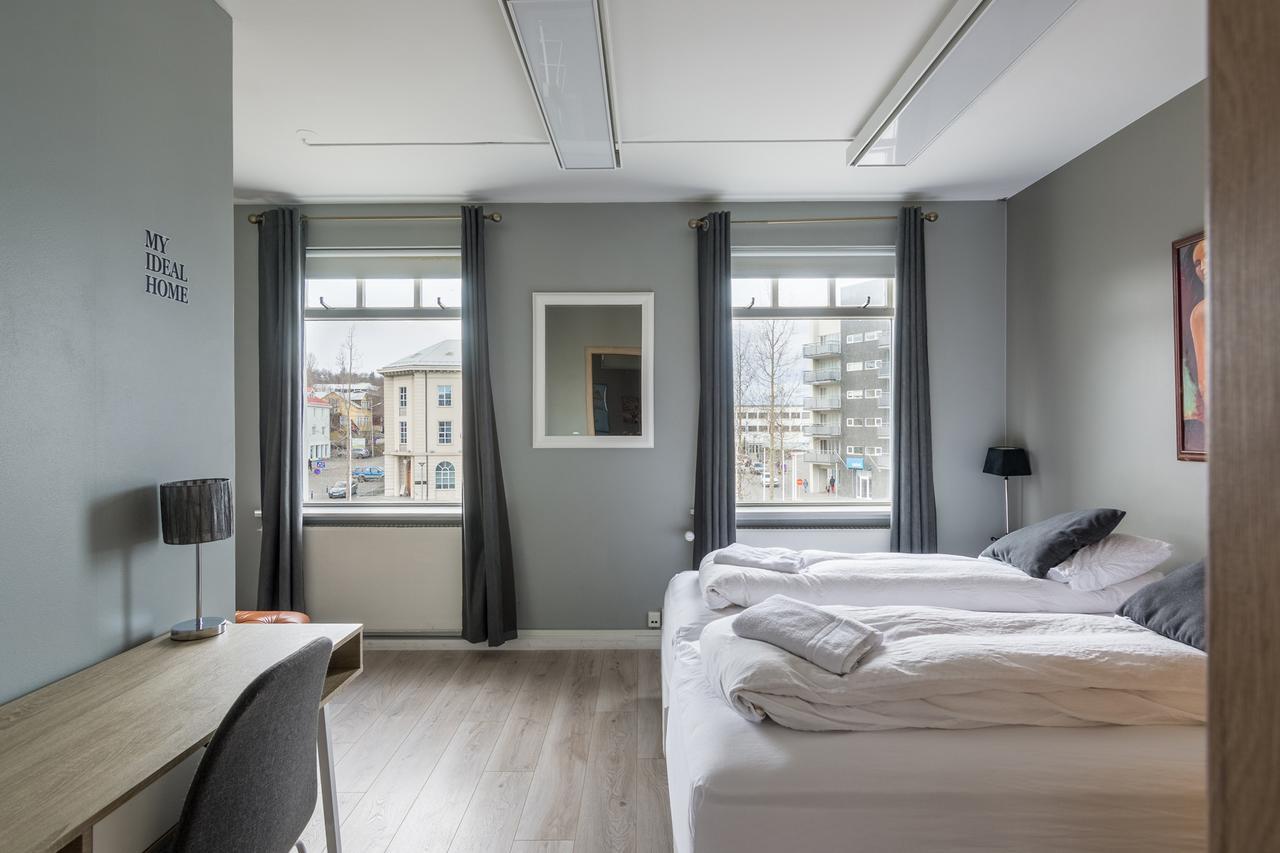 אקורירי Town Square Guesthouse מראה חיצוני תמונה