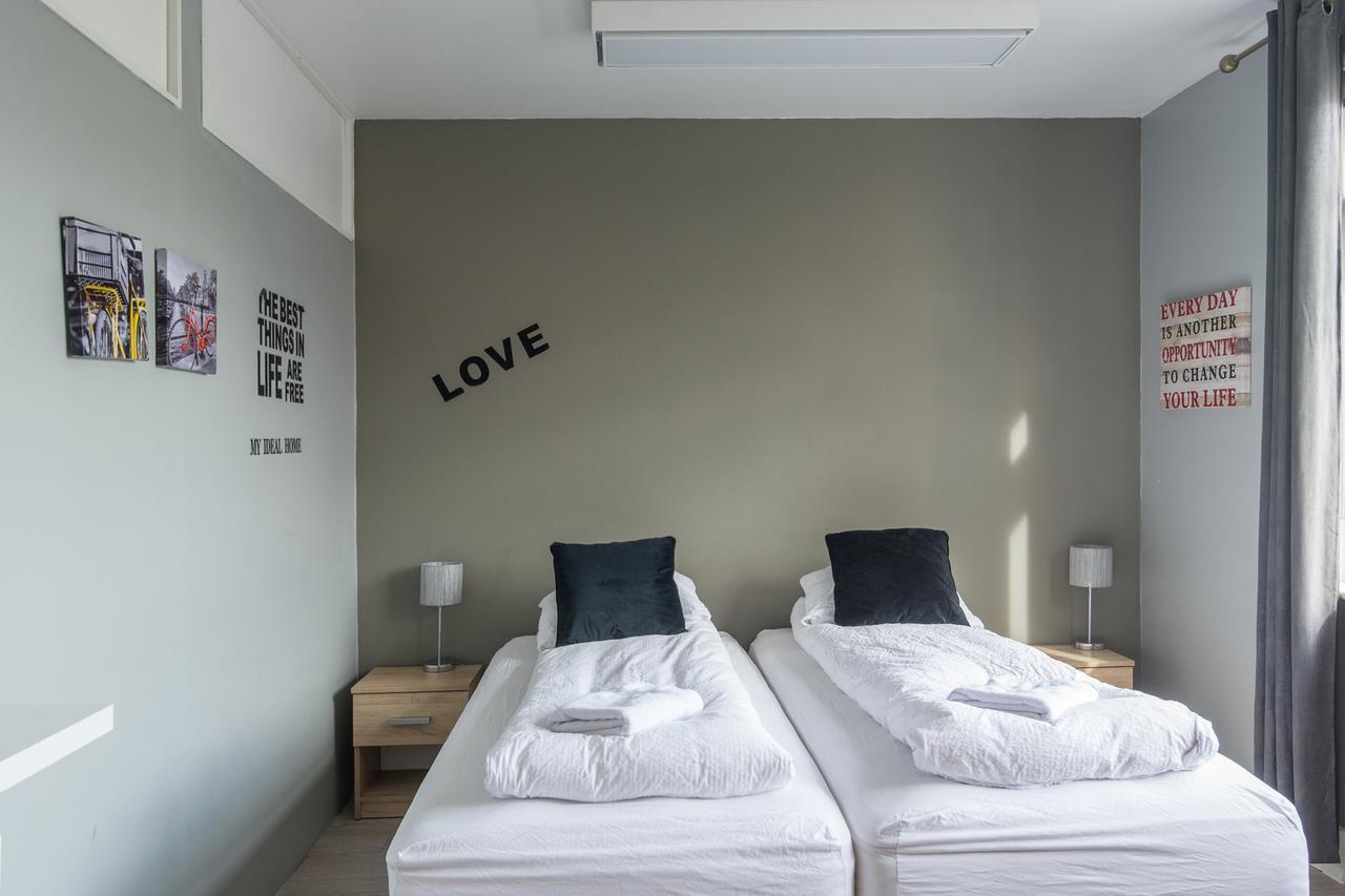 אקורירי Town Square Guesthouse מראה חיצוני תמונה