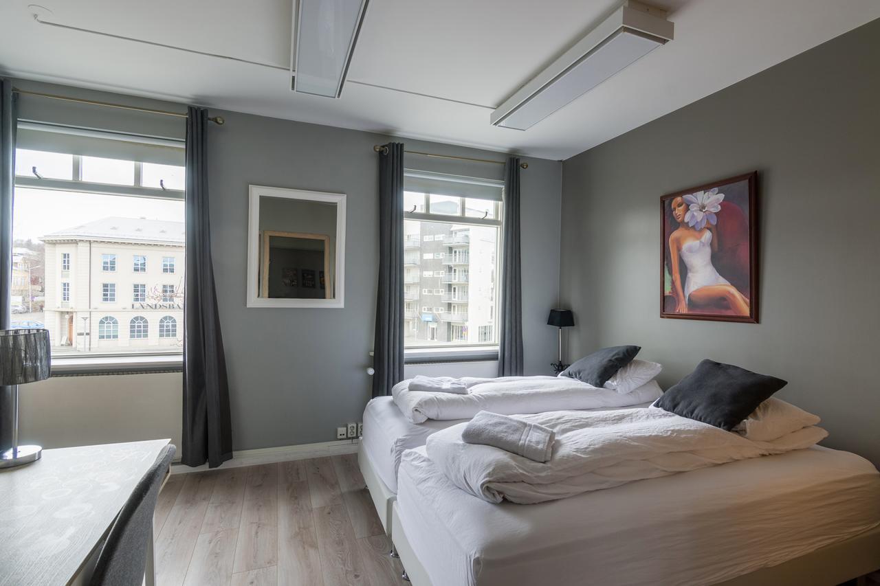 אקורירי Town Square Guesthouse מראה חיצוני תמונה