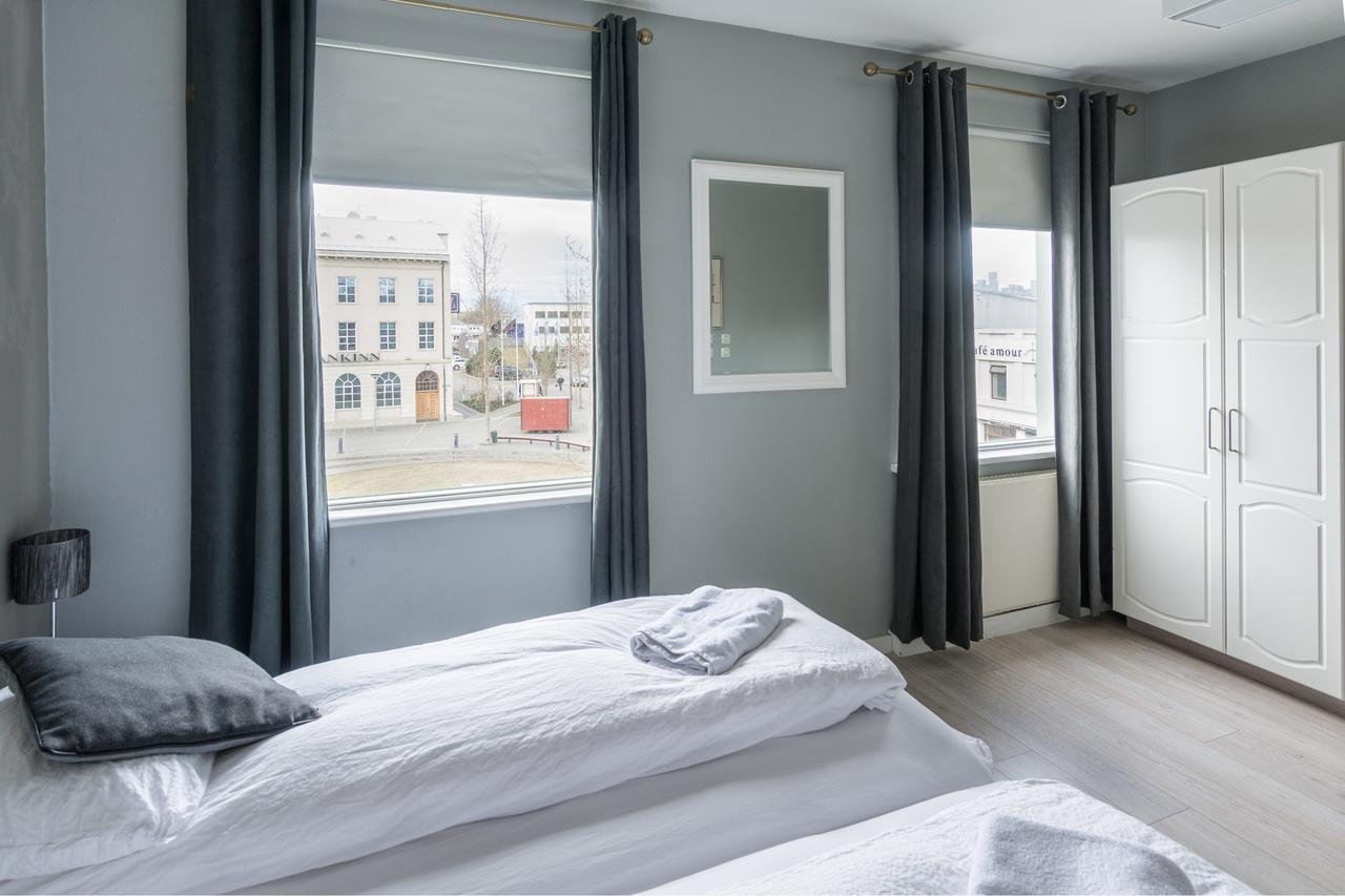 אקורירי Town Square Guesthouse מראה חיצוני תמונה