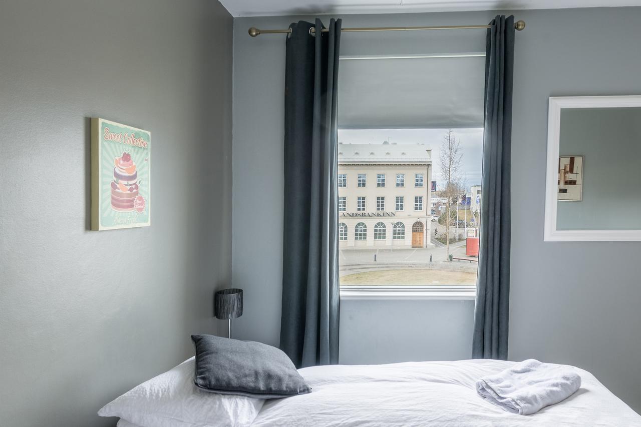 אקורירי Town Square Guesthouse מראה חיצוני תמונה