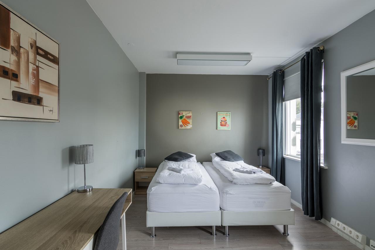 אקורירי Town Square Guesthouse מראה חיצוני תמונה